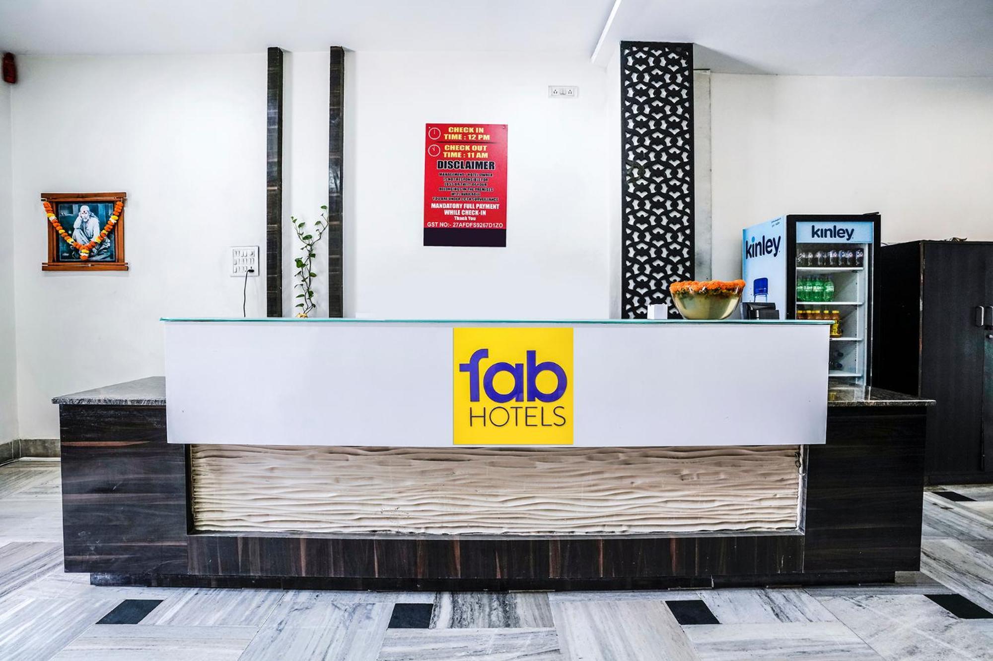 Fabexpress Raj Tourist Hotell Nashik Exteriör bild