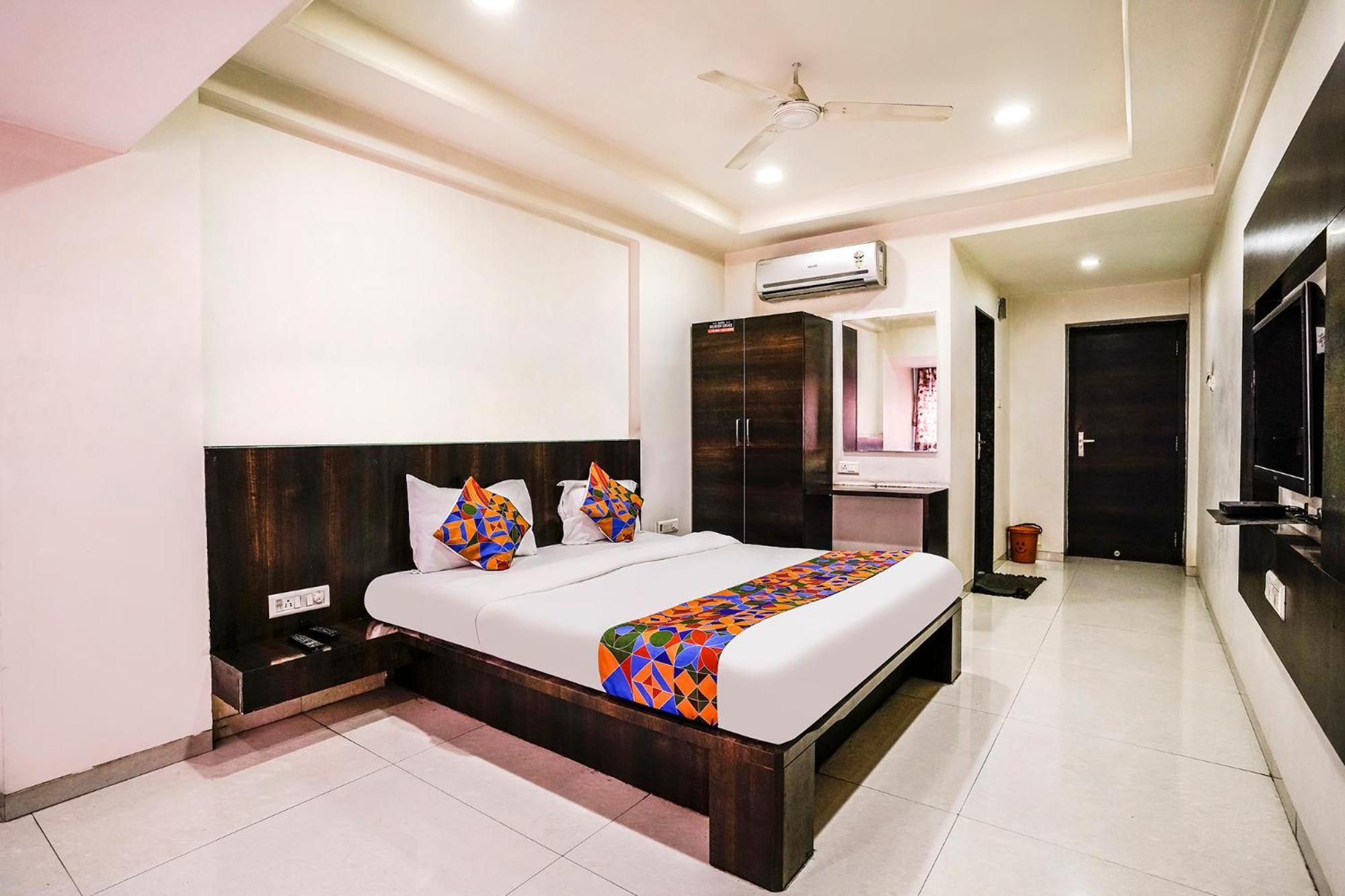Fabexpress Raj Tourist Hotell Nashik Exteriör bild
